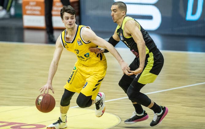 12 02 21, Berlin, Basketball, 1 Bundesliga, easyCredit BBL, Hauptrunde, 18 Spieltag, Mercedes Benz Arena ALBA Berlin medi Bayreuth ALBAs Jonas Mattisseck l fights for the ball against Philip Jalalpoor of medi Bayreuth ALBA Berlin medi Bayreuth