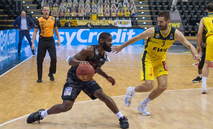 GER, Basketball, EWE Baskets Oldenburg vs JobStairs Giessen 46ers 12 02 2021, EWE Arena, Oldenburg, GER, easy Credit BBL, EWE Baskets Oldenburg vs JobStairs Giessen 46ers, in picture Jonathan STARK Jobstairs Giessen 46ers 1 Braydon HOBBS EWE Baskets Oldenburg 3 Dennis SIROWI Referee DBB nordphotoxRojahn nph00310