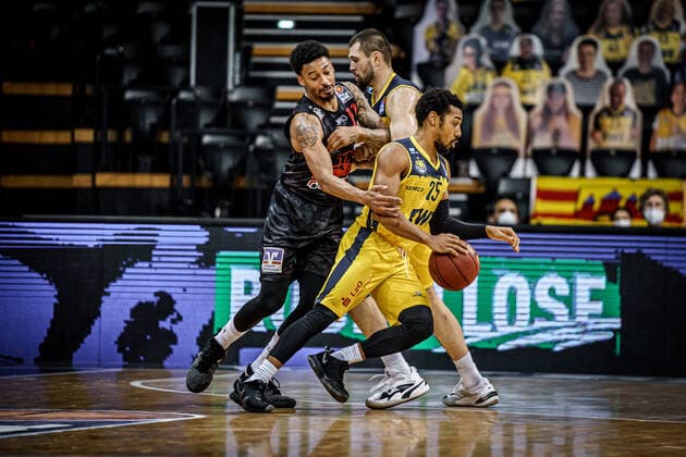 Basketball Oldenburg 12 02 2021 Season 2020 2021 easyCredit BBL 18 Matchday EWE Baskets JobStairs GIESSEN 46ers Basketball Oldenburg 12 02 2021 Season 2020 2021 easyCredit BBL 18 Matchday EWE Baskets JobStairs GIESSEN 46ers 11, DIANTE MAURICE GARRETT, JobStairs GIESSEN 46ers 45, Nathan Boothe, EWE Baskets Oldenburg 55, Phil Pressey, EWE Baskets Oldenburg T editorial use only commercial use only by arrangement with the photographer Oldenburg Germany