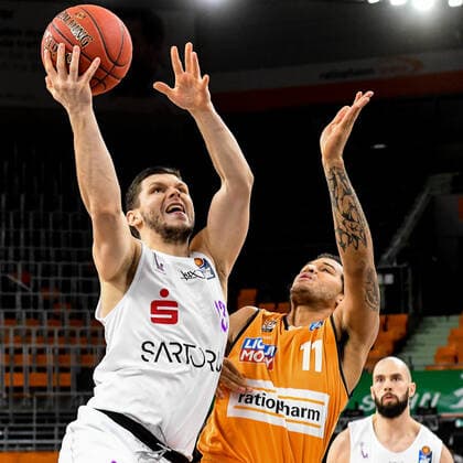 GER, BBL, ratiopharm ulm vs BG Göttingen Goettingen 12 02 2021, ratiopharm arena, Neu Ulm, GER, BBL, ratiopharm ulm vs BG Göttingen Goettingen, pictured Rihards Lomazs Goettingen, 13 goes to the basket, Isaiah Wilkins Ulm, 11 nordphoto.GmbHx xHafner nph00200
