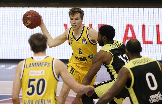 Ben Lammers, Malte Delow, Lazeric Jones Action Game Scene Duel Sports Basketball BBL Bundesliga Men Season 2020 2021 12 02 2021 ALBA Berlin vs medi Bayreuth