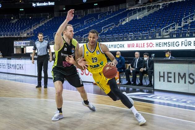 Basketball Berlin 12 02 2021 Season 2020 2021 BBL 1 Bundesliga easyCredit BBL Alba Berlin medi Bayreuth Louis Olinde Alba Berlin, No 19 Osvaldas Olisevicius Bayreuth, No 31