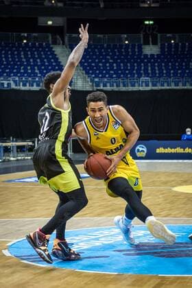 Basketball Berlin 12 02 2021 Season 2020 2021 BBL 1 Bundesliga easyCredit BBL Alba Berlin medi Bayreuth Maodo Lo Alba Berlin, No 00 Laseric Jones Bayreuth, No 12