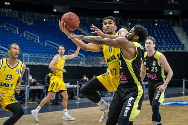Basketball Berlin 12 02 2021 Season 2020 2021 BBL 1 Bundesliga easyCredit BBL Alba Berlin medi Bayreuth Maodo Lo Alba Berlin, No 00 Laseric Jones Bayreuth, No 12