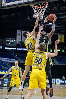Basketball Berlin 12 02 2021 Season 2020 2021 BBL 1 Bundesliga easyCredit BBL Alba Berlin medi Bayreuth Derek Pardon Bayreuth, No 00 Ben Lammers Alba Berlin, No 50 Simone Fontecchio Alba Berlin, No 20