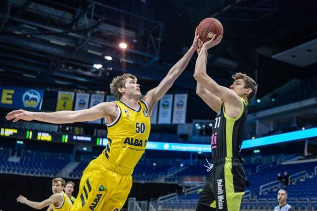 Basketball Berlin 12 02 2021 Season 2020 2021 BBL 1 Bundesliga easyCredit BBL Alba Berlin medi Bayreuth Andreas Seiferth Bayreuth, No 11 Ben Lammers Alba Berlin, No 50