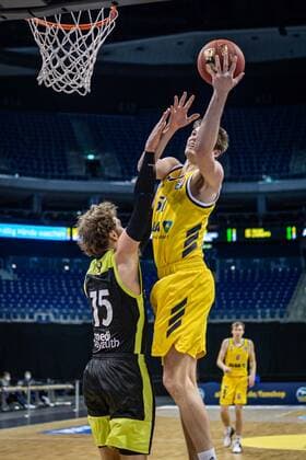 Basketball Berlin 12 02 2021 Season 2020 2021 BBL 1 Bundesliga easyCredit BBL Alba Berlin medi Bayreuth Ben Lammers Alba Berlin, No 50 Matthew Tiby Bayreuth, No 15