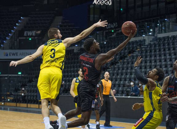 GER, Basketball, EWE Baskets Oldenburg vs JobStairs Giessen 46ers 12 02 2021, EWE Arena, Oldenburg, GER, easy Credit BBL, EWE Baskets Oldenburg vs JobStairs Giessen 46ers, in picture Isaac Brandon HAMILTON Jobstairs Giessen 46ers 2 Braydon HOBBS EWE Baskets Oldenburg 3 Phil PRESSEY EWE Baskets Oldenburg 25 nordphotoxRojahn nph00310