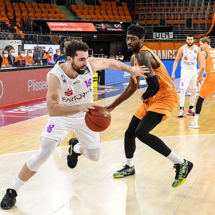 GER, BBL, ratiopharm ulm vs BG Göttingen Goettingen 12 02 2021, ratiopharm arena, New Ulm, GER, BBL, ratiopharm ulm vs BG Göttingen Goettingen, pictured Harper Kamp Goettingen, 18 passes Aric Holman Ulm, 35 nordphoto.GmbHx xHafner nph00200