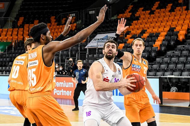 GER, BBL, ratiopharm ulm vs BG Göttingen Goettingen 12 02 2021, ratiopharm arena, Neu Ulm, GER, BBL, ratiopharm ulm vs BG Göttingen Goettingen, in picture Aric Holman Ulm, 35 tries to prevent Harper Kamp Goettingen, 18 from scoring, Thomas Klepeisz Ulm, 22 nordphoto.GmbHx xHafner nph00200