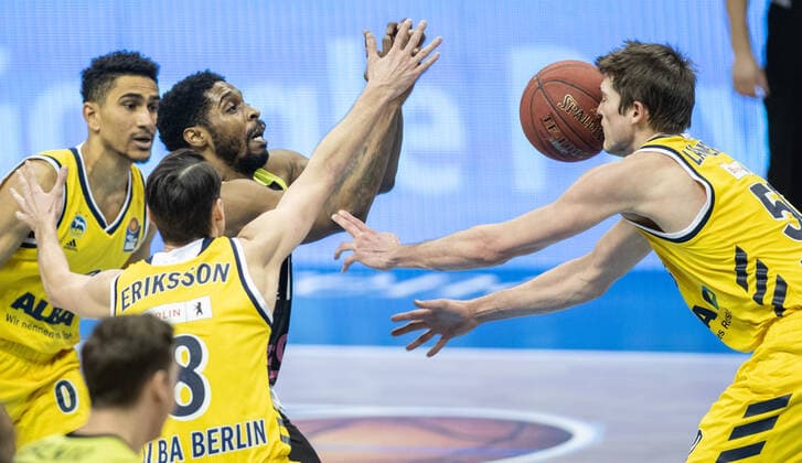 12 02 21, Berlin, Basketball, 1 Bundesliga, easyCredit BBL, Hauptrunde, 18 Spieltag, Mercedes Benz Arena ALBA Berlin medi Bayreuth ALBAs Ben Lammers r , Maodo Lo l and Marcus Eriksson 2 v l fight for the ball against medi Bayreuths Lazeric Jones ALBA Berlin medi Bayreuth