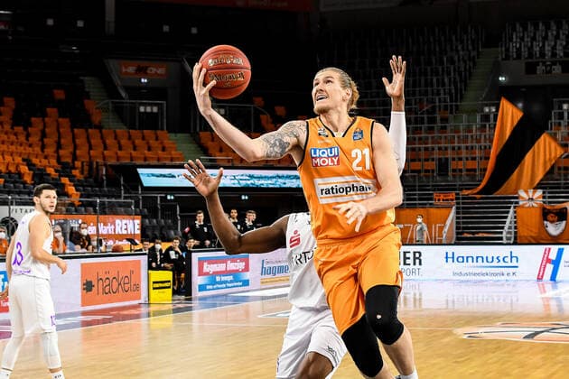 GER, BBL, ratiopharm ulm vs BG Göttingen Goettingen 12 02 2021, ratiopharm arena, Neu Ulm, GER, BBL, ratiopharm ulm vs BG Göttingen Goettingen, pictured Dylan Osetkowski Ulm, 21 successfully goes to the basket nordphoto.GmbHx xHafner nph00200