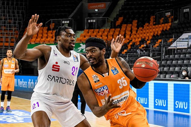 GER, BBL, ratiopharm ulm vs BG Göttingen Goettingen 12 02 2021, ratiopharm arena, Neu Ulm, GER, BBL, ratiopharm ulm vs BG Göttingen Goettingen, in picture Aric Holman Ulm, 35 energetically asserts himself against Tai Odiase Goettingen, 21 nordphoto.GmbHx xHafner nph00200