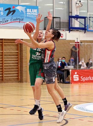 12 02 2021, xovx, Basketball Women, DBBL, 1 Bundesliga, BC Pharmaserv Marburg TSV 1880 Wasserburg v l Johanna Klug BC Pharmaserv Marburg , Margearet Mulligan TSV 1880 Wasserburg Marburg Sporthalle Georg Gaßmann Stadion Hessen Deutschland DE