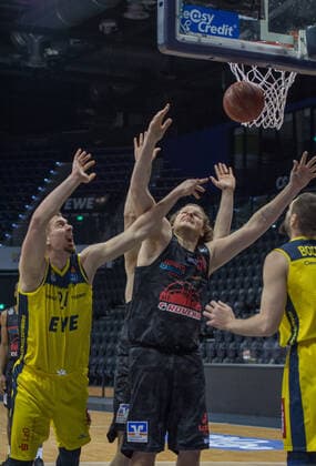 GER, Basketball, EWE Baskets Oldenburg vs JobStairs Giessen 46ers 12 02 2021, EWE Arena, Oldenburg, GER, easy Credit BBL, EWE Baskets Oldenburg vs JobStairs Giessen 46ers, in picture defense under the basket Rasid MAHALBASIC EWE Baskets Oldenburg 24 John BRYANT Jobstairs Giessen 46ers 54 Nathan BOOTHE EWE Baskets Oldenburg 45 nordphotoxRojahn nph00310