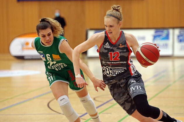 12 02 2021, xovx, Basketball Women, DBBL, 1 Bundesliga, BC Pharmaserv Marburg TSV 1880 Wasserburg v l Theresa Simon BC Pharmaserv Marburg , Laura Hebecker TSV 1880 Wasserburg Marburg Sporthalle Georg Gaßmann Stadion Hessen Germany DE