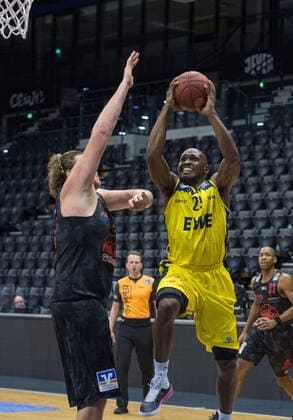 GER, Basketball, EWE Baskets Oldenburg vs JobStairs Giessen 46ers 12 02 2021, EWE Arena, Oldenburg, GER, easy Credit BBL, EWE Baskets Oldenburg vs JobStairs Giessen 46ers, in picture Rickey PAULDING EWE Baskets Oldenburg 23 John BRYANT Jobstairs Giessen 46ers 54 nordphotoxRojahn nph00310