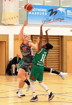 12 02 2021, xovx, Basketball Women, DBBL, 1 Bundesliga, BC Pharmaserv Marburg TSV 1880 Wasserburg v l Alexandra Wilke BC Pharmaserv Marburg , Sophie Perner TSV 1880 Wasserburg , Tonisha Baker BC Pharmaserv Marburg Marburg Sporthalle Georg Gaßmann Stadion Hessen Germany DE