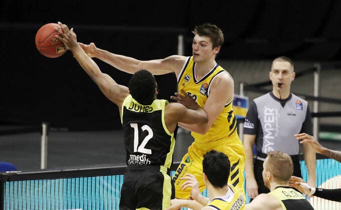 Lazeric Jones, Ben Lammers action game scene duel sport basketball BBL Bundesliga men season 2020 2021 12 02 2021 ALBA Berlin vs medi Bayreuth