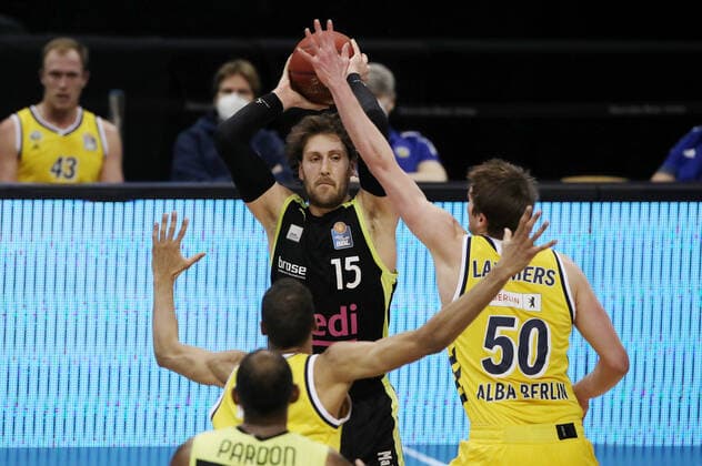 Matthew Tiby, Ben Lammers action game scene duel sports basketball BBL Bundesliga men season 2020 2021 12 02 2021 ALBA Berlin vs medi Bayreuth