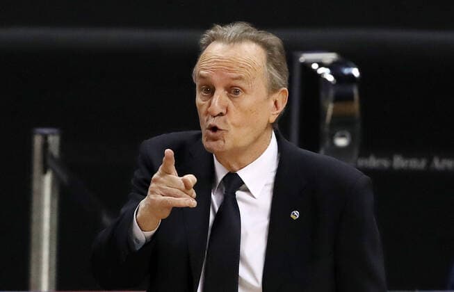 Coach Aito Garcia Reneses pointing, gesturing action upper body upper body sports basketball BBL Bundesliga men season 2020 2021 12 02 2021 ALBA Berlin vs medi Bayreuth