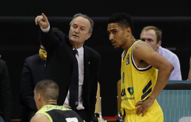 Coach Aito Garcia Reneses talking, Maodo Lo Sport Basketball BBL Bundesliga Men Season 2020 2021 12 02 2021 ALBA Berlin vs medi Bayreuth