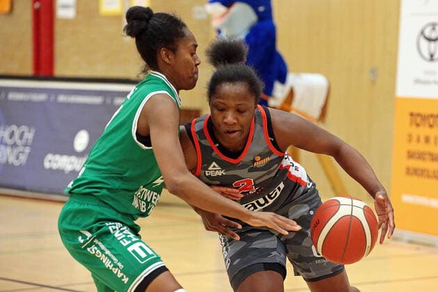 12 02 2021, xovx, Basketball Women, DBBL, 1 Bundesliga, BC Pharmaserv Marburg TSV 1880 Wasserburg v l Rachel Arthur BC Pharmaserv Marburg , Kelly Moten TSV 1880 Wasserburg Marburg Sporthalle Georg Gaßmann Stadion Hessen Germany DE