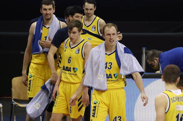 Luke Sikma, Malte Delow after end of game win Sports Basketball BBL Bundesliga Men Season 2020 2021 12 02 2021 ALBA Berlin vs medi Bayreuth