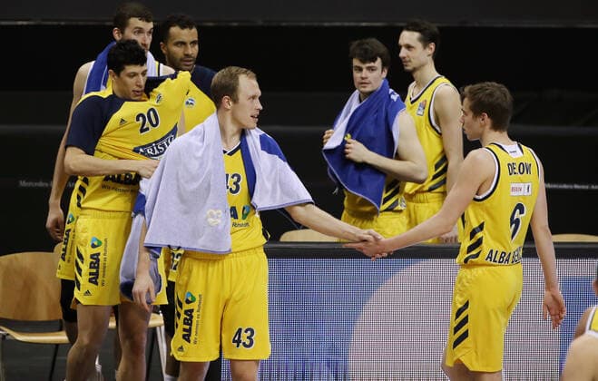 Luke Sikma, Malte Delow high-five after end of game win Sports Basketball BBL Bundesliga Mens Season 2020 2021 12 02 2021 ALBA Berlin vs medi Bayreuth