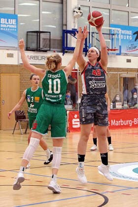 12 02 2021, xovx, Basketball Women, DBBL, 1 Bundesliga, BC Pharmaserv Marburg TSV 1880 Wasserburg v l Alexandra Wilke BC Pharmaserv Marburg , Hanna Crymble BC Pharmaserv Marburg , Anne Zipser TSV 1880 Wasserburg Marburg Sporthalle Georg Gaßmann Stadion Hessen Germany DE
