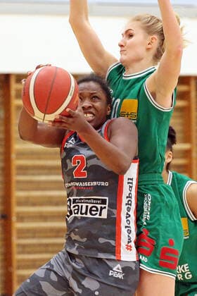 12 02 2021, xovx, Basketball Women, DBBL, 1 Bundesliga, BC Pharmaserv Marburg TSV 1880 Wasserburg v l Kelly Moten TSV 1880 Wasserburg , Hanna Crymble BC Pharmaserv Marburg Marburg Sporthalle Georg Gaßmann Stadion Hessen Deutschland DE