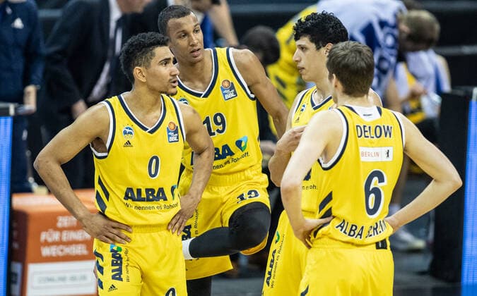 12 02 21, Berlin, Basketball, 1 Bundesliga, easyCredit BBL, Hauptrunde, 18 Spieltag, Mercedes Benz Arena ALBA Berlin medi Bayreuth ALBAs Maodo Lo l r , Louis Olinde, Simone Fontecchio and Malte Delow stand together after the win ALBA Berlin medi Bayreuth