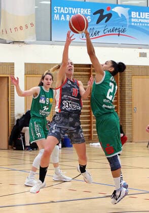 12 02 2021, xovx, Basketball Women, DBBL, 1 Bundesliga, BC Pharmaserv Marburg TSV 1880 Wasserburg v l Lisa Kiefer BC Pharmaserv Marburg , Sophie Perner TSV 1880 Wasserburg , Rachel Arthur BC Pharmaserv Marburg Marburg Sporthalle Georg Gaßmann Stadion Hessen Germany DE