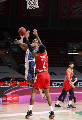 12 02 2021, xemx, Basketball BBL Bundesliga, FC Bayern Muenchen Basketball Fraport Skyliners emspor, v l Quantez Robertson Fraport Skyliners and Dennis Jerome Seeley FC Bayern Basketball duel, duel, fight, tackle Muenchen