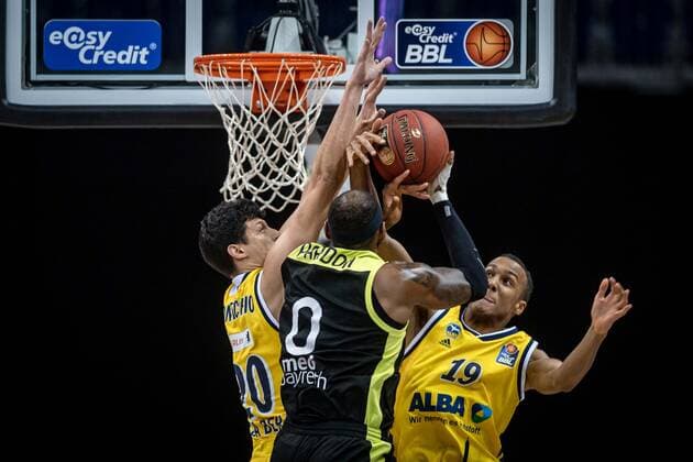 Basketball Berlin 12 02 2021 Season 2020 2021 BBL 1 Bundesliga easyCredit BBL Alba Berlin medi Bayreuth Derek Pardon Bayreuth, No 00 Louis Olinde Alba Berlin, No 19 Simone Fontecchio Alba Berlin, No 20 li