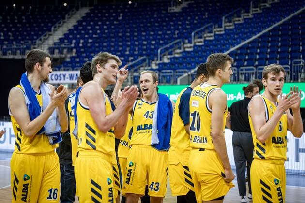 Basketball Berlin 12 02 2021 season 2020 2021 BBL 1 Bundesliga easyCredit BBL Alba Berlin medi Bayreuth Luke Sikma Alba Berlin, No 43 mi cheering