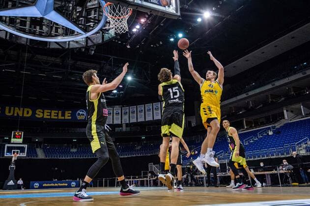 Basketball Berlin 12 02 2021 Season 2020 2021 BBL 1 Bundesliga easyCredit BBL Alba Berlin medi Bayreuth Luke Sikma Alba Berlin, No 43 Matthew Tiby Bayreuth, No 15