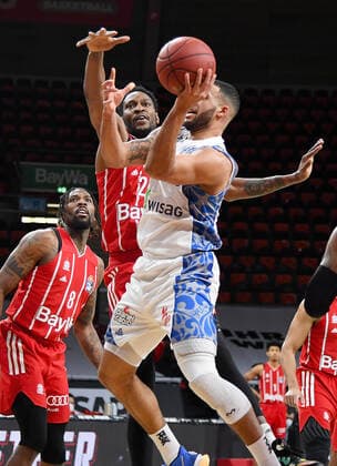 12 02 2021, xemx, Basketball BBL Bundesliga, FC Bayern Muenchen Basketball Fraport Skyliners emspor, f l Ja Juan Johnson FC Bayern Basketball and Rasheed Moore Fraport Skyliners duel, duel, fight, tackle Muenchen
