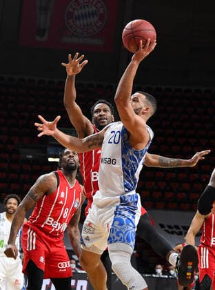 12 02 2021, xemx, Basketball BBL Bundesliga, FC Bayern Muenchen Basketball Fraport Skyliners emspor, f l Ja Juan Johnson FC Bayern Basketball and Rasheed Moore Fraport Skyliners duel, duel, fight, tackle Muenchen