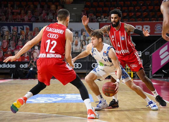 12 02 2021, xemx, Basketball BBL Bundesliga, FC Bayern Muenchen Basketball Fraport Skyliners emspor, v l Diego Flaccadori FC Bayern Basketball , Joe Rahon Fraport Skyliners and Dennis Jerome Seeley FC Bayern Basketball duel, duel, fight, tackle Muenchen