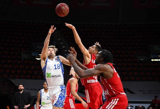 12 02 2021, xemx, Basketball BBL Bundesliga, FC Bayern Muenchen Basketball Fraport Skyliners emspor, v l Joe Rahon Fraport Skyliners and Diego Flaccadori FC Bayern Basketball duel, duel, fight, tackle Muenchen