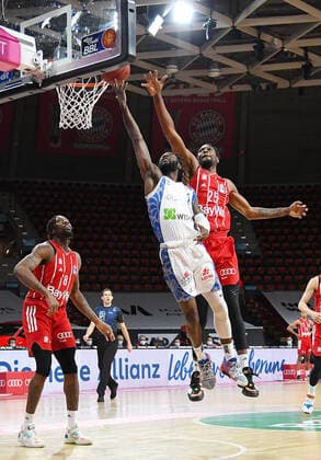 12 02 2021, xemx, Basketball BBL Bundesliga, FC Bayern Muenchen Basketball Fraport Skyliners emspor, v l Matt Mobley Fraport Skyliners and Ja Juan Johnson FC Bayern Basketball duel, duel, fight, tackle Muenchen