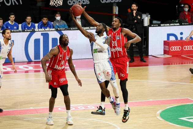 Matt Mobley Skyliners and JaJuan Johnson FCBB during the 18th matchday in the Beko BBL Bundesliga on 12 02 2021 GER, Basketballl, Beko BBL Bundesliga, FC Bayern Basketball vs Fraport Skyliners, 12 02 2021 Muenchen Copyright: xMarcelxEngelbrechtx Eibner-Pressefotox EP_met