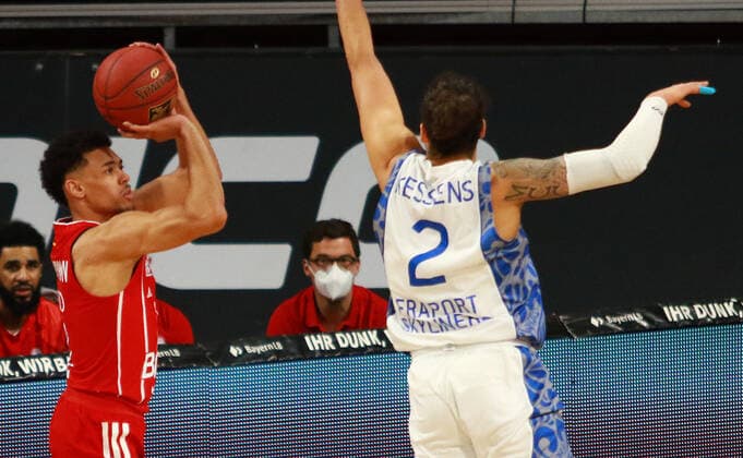2 Wade Baldwin FCBB, red vs 2 Michael Kessens Frankfurt Basketball, 1 Bundesliga, BBL, FC Bayern Munich, Fraport Skyliners Frankfurt, Audi Dome, 12 02 2021 PHOTO Mladen Lackovic LakoPress