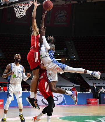 12 02 2021, xemx, Basketball BBL Bundesliga, FC Bayern Muenchen Basketball Fraport Skyliners emspor, v l Jason George FC Bayern Basketball , Diego Flaccadori FC Bayern Basketball and Matt Mobley Fraport Skyliners duel, duel, fight, tackle Muenchen
