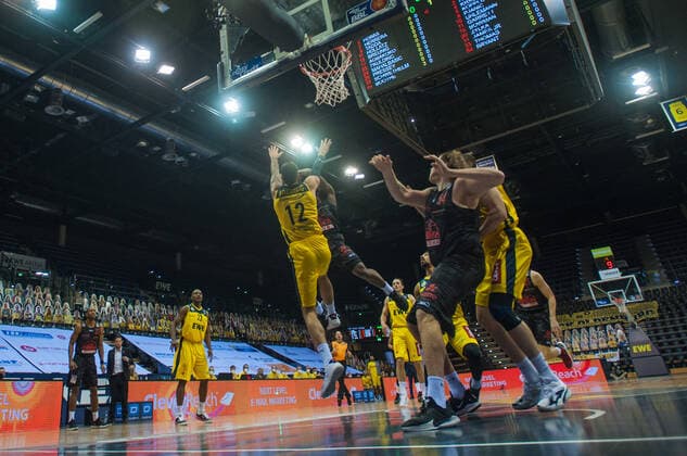GER, Basketball, EWE Baskets Oldenburg vs JobStairs Giessen 46ers 12 02 2021, EWE Arena, Oldenburg, GER, easy Credit BBL, EWE Baskets Oldenburg vs JobStairs Giessen 46ers, in the picture under the basket Diante GARRETT Jobstairs Giessen 46ers 11 Martin BREUNING EWE Baskets Oldenburg 12 John BRYANT Jobstairs Giessen 46ers 54 nordphotoxRojahn nph00310