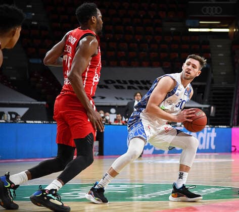 12 02 2021, xemx, Basketball BBL Bundesliga, FC Bayern Muenchen Basketball Fraport Skyliners emspor, f l Ja Juan Johnson FC Bayern Basketball and Jon Axel Gudmundsson Fraport Skyliners duel, duel, fight, tackle Muenchen