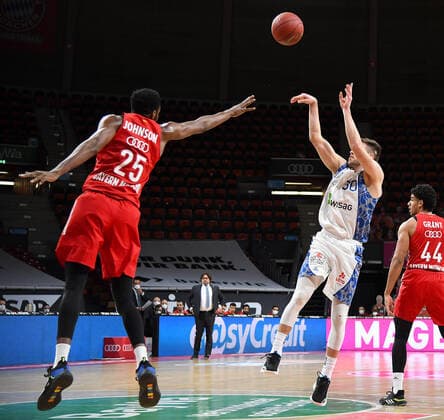 12 02 2021, xemx, Basketball BBL Bundesliga, FC Bayern Muenchen Basketball Fraport Skyliners emspor, f l Ja Juan Johnson FC Bayern Basketball and Jon Axel Gudmundsson Fraport Skyliners duel, duel, fight, tackle Muenchen