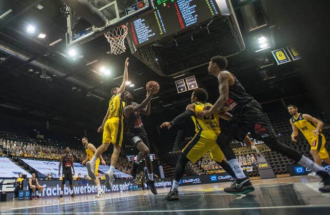 GER, Basketball, EWE Baskets Oldenburg vs JobStairs Giessen 46ers 12 02 2021, EWE Arena, Oldenburg, GER, easy Credit BBL, EWE Baskets Oldenburg vs JobStairs Giessen 46ers, in picture Isaac Brandon HAMILTON Jobstairs Giessen 46ers 2 Braydon HOBBS EWE Baskets Oldenburg 3 Phil PRESSEY EWE Baskets Oldenburg 25 Diante GARRETT Jobstairs Giessen 46ers 11 nordphotoxRojahn nph00310