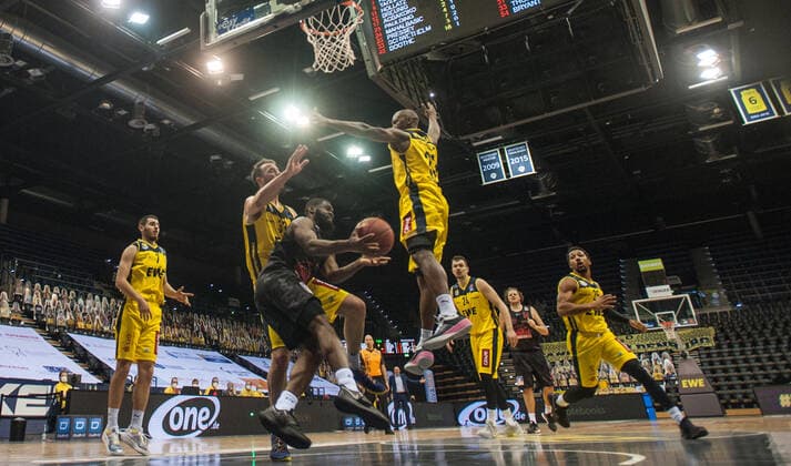 GER, Basketball, EWE Baskets Oldenburg vs JobStairs Giessen 46ers 12 02 2021, EWE Arena, Oldenburg, GER, easy Credit BBL, EWE Baskets Oldenburg vs JobStairs Giessen 46ers, in picture Jonathan STARK Jobstairs Giessen 46ers 1 Philipp SCHWETHELM EWE Baskets Oldenburg 33 Rickey PAULDING EWE Baskets Oldenburg 23 nordphotoxRojahn nph00310